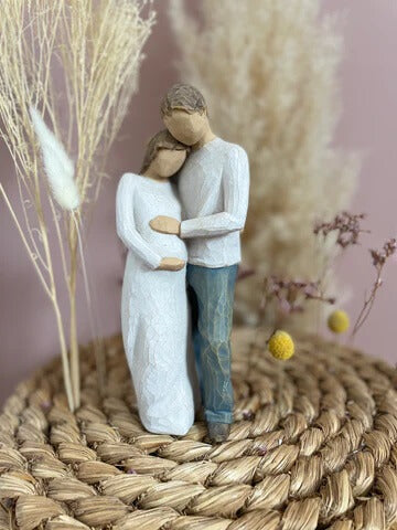 Statuette Willow Tree Home représentant un couple tendrement enlacé, en attente d'un heureux événement, symbolisant l'amour, la tendresse et la création d'un foyer.