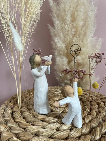 Statuette de la collection Willow Tree représentant un petit enfant tenant un ballon. Avec le mot " Hope". Petit cadeau à offrir en soutien