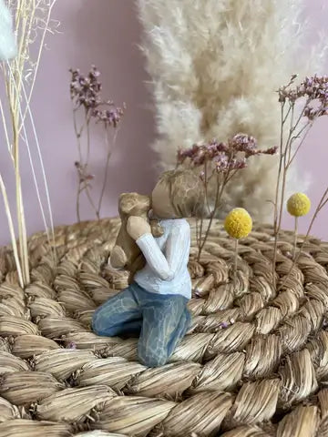 Statuette Willow Tree Kindness Garçon : Jeune garçon à genoux tenant son chiot, figurine en résine peinte façon bois, tendresse et amour entre enfant et animal de compagnie.