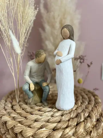 Statuette Willow Tree My Guy : Homme assis en résine peinte façon bois, idéale pour créer un regroupement familial, représentant conjoint, fils, frère aîné.