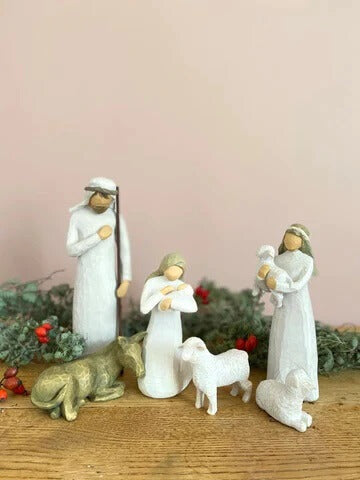 Nativité Willow Tree en résine peinte à la main, conçue par l'artiste Susan Lordi, comprenant les personnages de Marie, l'enfant Jésus, Joseph, l'âne, le berger et 2 moutons, tailles des sujets variant de 5 à 24 cm.