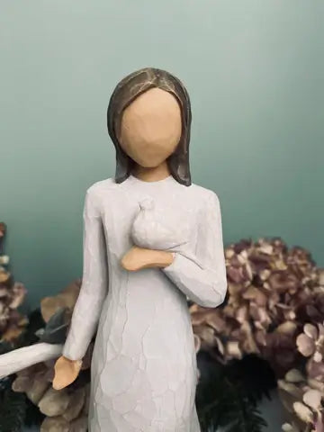 Statuette Willow Tree With Sympathy par Susan Lordi, résine peinte façon bois, représentant une jeune femme tenant une colombe blanche, décoration tendre et poétique pour apporter la paix par les souvenirs