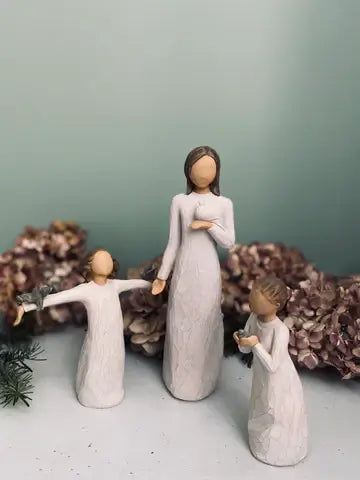 Statuette Willow Tree With Sympathy par Susan Lordi, résine peinte façon bois, représentant une jeune femme tenant une colombe blanche, décoration tendre et poétique pour apporter la paix par les souvenirs