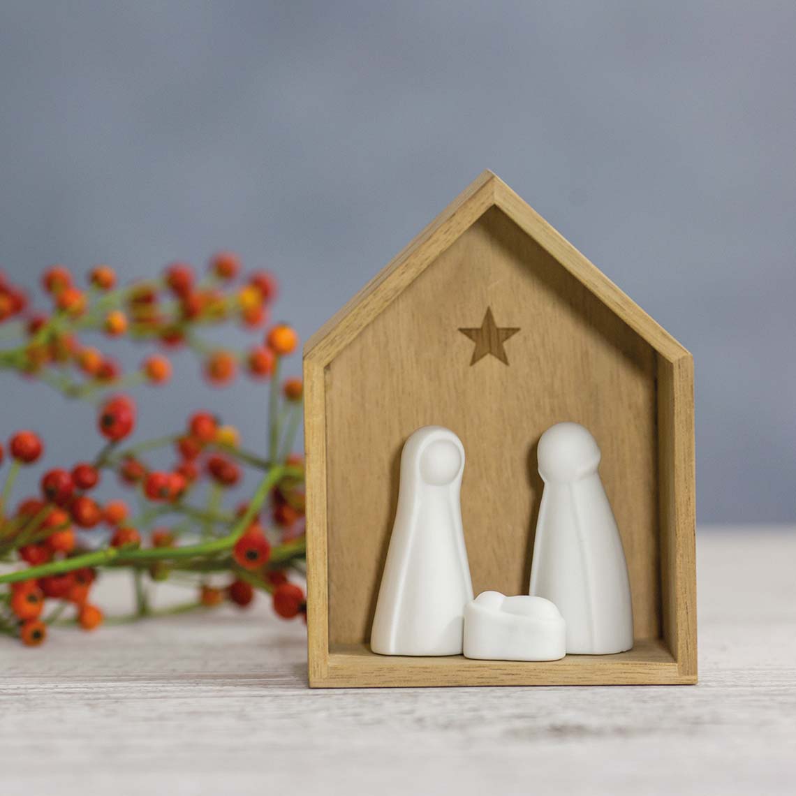 Petite crèche en porcelaine et bois