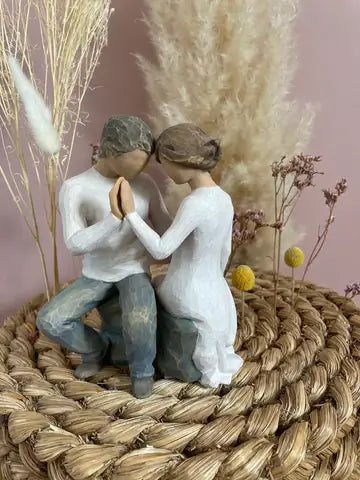 Statuette Willow Tree Around You : Jeune couple tendrement enlacé en résine peinte façon bois, cadeau idéal pour célébrer l'amour partagé.