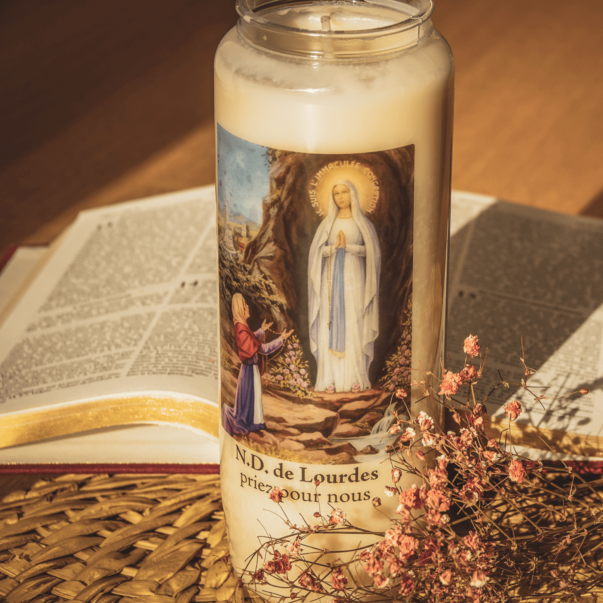 Bougie neuvaine qui accompagne vos prières pour Notre-Dame de Lourdes