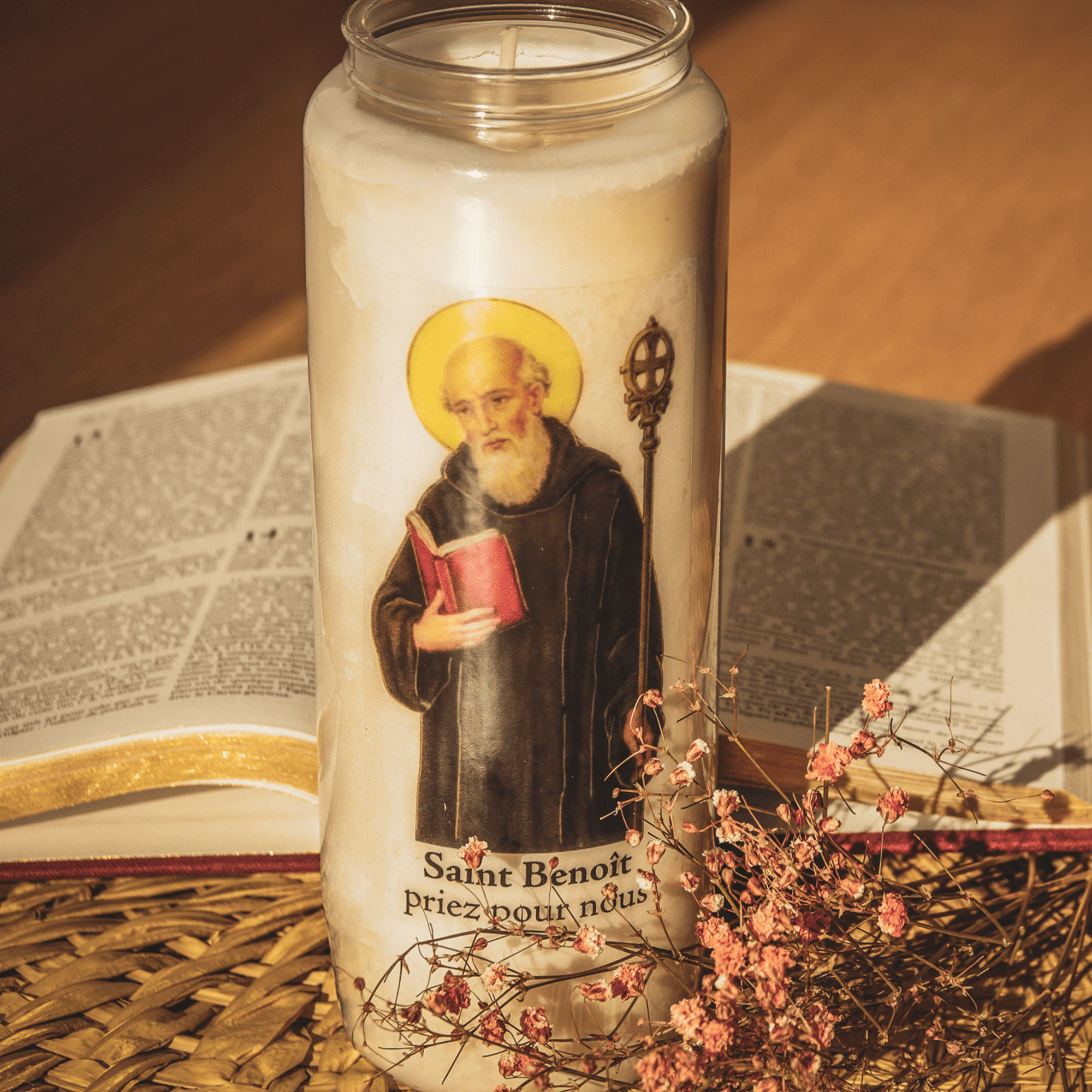 Bougie neuvaine qui accompagne vos prières pour Saint Benoît