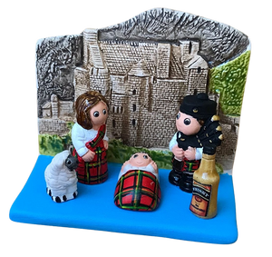Crèche du Monde - Ecosse. Collection Boutique de Fourvière : Crèches artisanales en céramique peinte à la main du Pérou, certifiées Fair Trade. Objets de décoration de Noël.