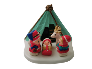 Crèche du Monde - Finlande. Collection Boutique de Fourvière : Crèches artisanales en céramique peinte à la main du Pérou, certifiées Fair Trade. Objets de décoration de Noël.