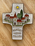 Crucifix en céramique colorée - Bénissez notre maison. Décoration chrétienne fabriquée au Pérou, commerce équitable. Apporte sérénité et apaisement à votre foyer.