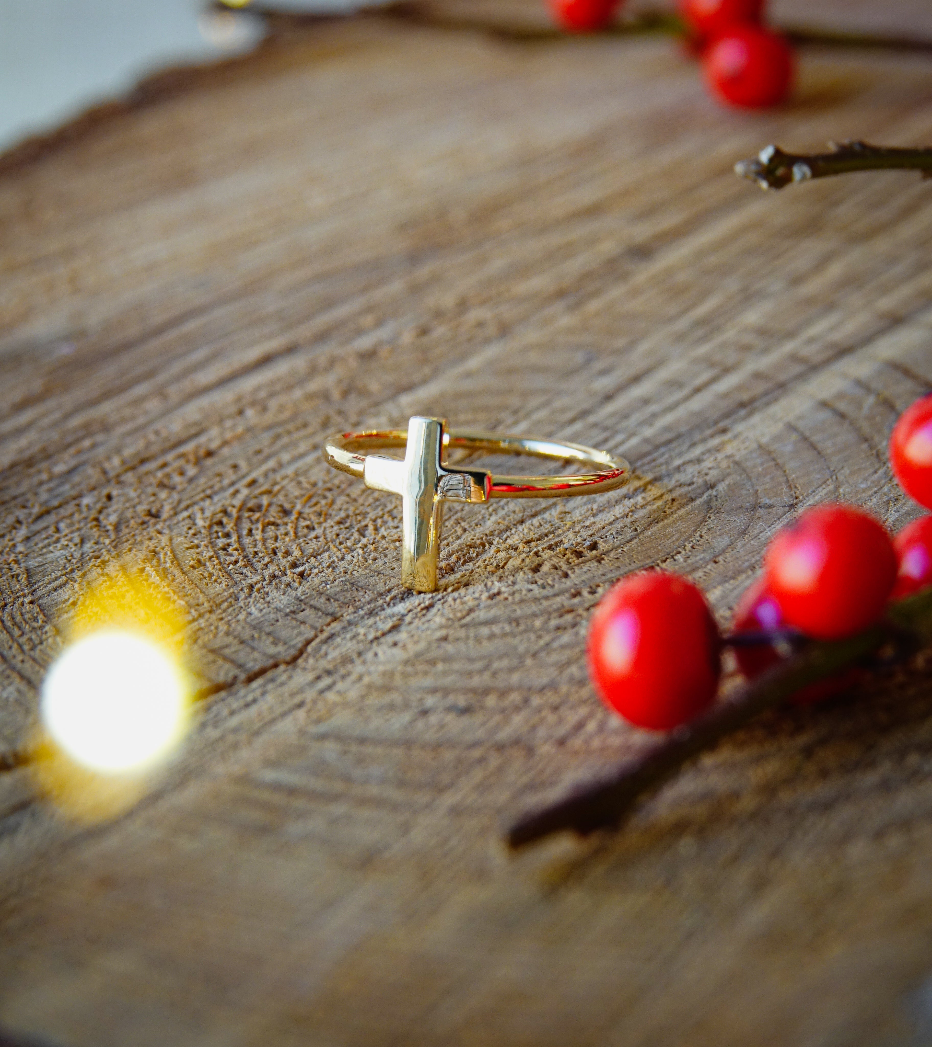 Bague en plaqué or ornée d'une croix