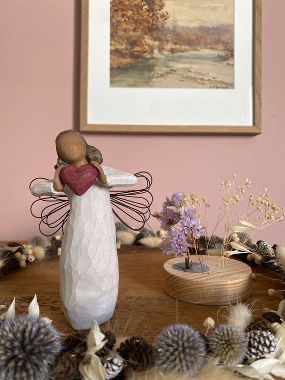 Figurine Willow Tree - Avec amour - Tu es aimé. Création de Susan Lordi en résine, peinte à la main. Expression de l'amour et de la bienveillance. Objet de décoration.