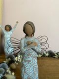 "Figurine Willow Tree - Souvenir - Les souvenirs… Gardés en sécurité dans votre cœur. Création de Susan Lordi en résine, peinte à la main. Expression de la sympathie, du réconfort et de la guérison. Objet de décoration."