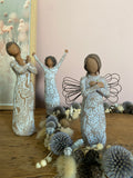 "Figurine Willow Tree - Souvenir - Rappel des sens et des souvenirs. Création de Susan Lordi en résine, peinte à la main. Exprime la sympathie, le réconfort et la guérison. Objet de décoration. Elle est accompagnée de deux autres figurines Willow Tree de la même collection"