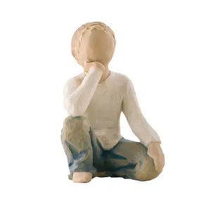 Figurine Willow Tree Inquisitive Child : Collection Roses in my Garden™, représentation d'un enfant curieux, idéale pour groupements familiaux, symbole universel de l'amour et de l'épanouissement.