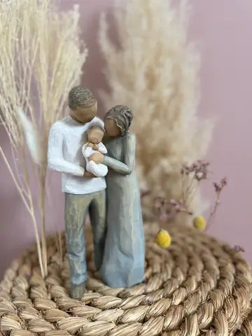 "Statuette Willow Tree We are Three, famille enlacée avec un nouveau-né, tendresse parentale"