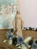 Statue de la Vierge miraculeuse en albâtre rose. Sculptée à la main en Grèce, cette Représentation artisanale de la Vierge Marie écrasant un serpent, symbole du combat contre le mal.