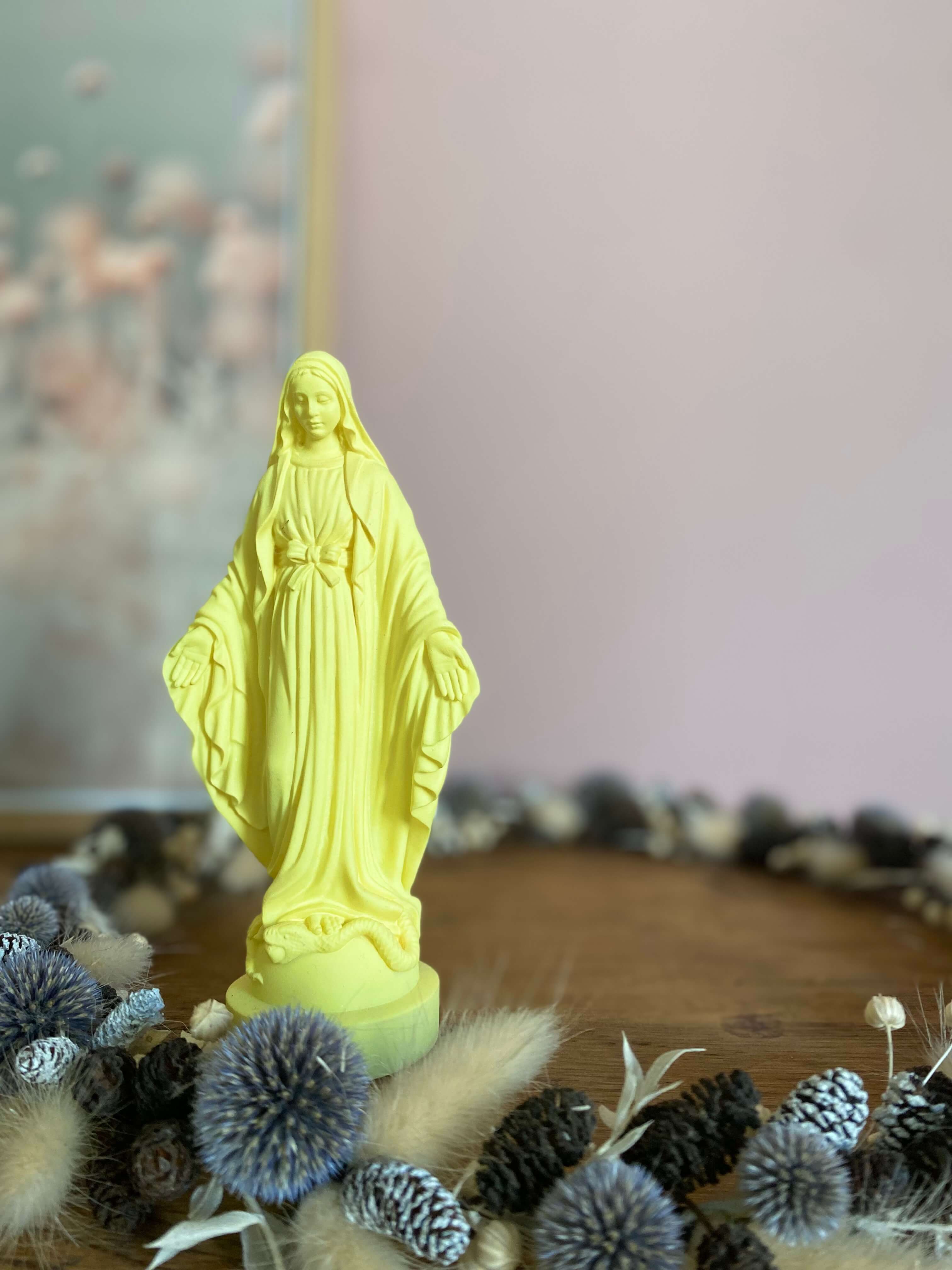 Statue de la Vierge miraculeuse en albâtre jaune. Sculptée à la main en Grèce, cette Représentation artisanale de la Vierge Marie écrasant un serpent, symbole du combat contre le mal.