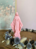 Statue de la Vierge miraculeuse en albâtre rose. Sculptée à la main en Grèce, cette Représentation artisanale de la Vierge Marie écrasant un serpent, symbole du combat contre le mal.