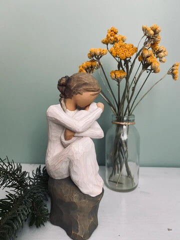 Statuette Willow Tree Guardian par Susan Lordi, résine peinte façon bois, représentant une mère et son nouveau-né dans une étreinte douce, symbole de protection maternelle et cadeau de naissance idéal.