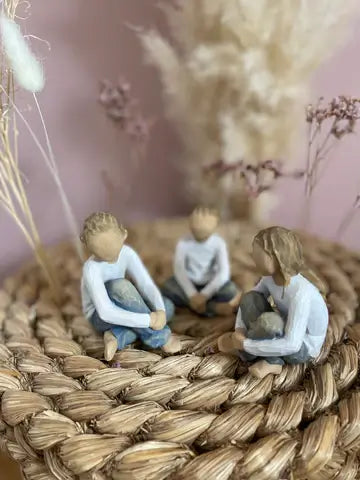 Statuette Willow Tree Imaginative Child par Susan Lordi : Petit garçon assis dans une attitude réveuse en résine peinte façon bois, collection Les roses de mon jardin, idéale pour compléter une famille ou une fratrie.