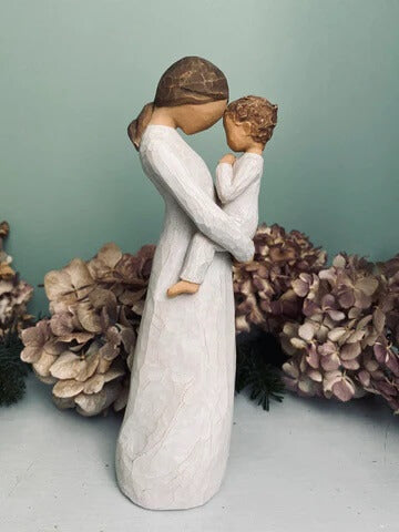 Statue Willow Tree Tenderness par Susan Lordi, résine peinte façon bois, représentant une maman et son enfant s'enlaçant tendrement et se regardant dans les yeux avec amour.